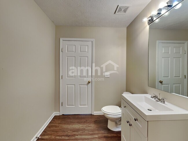 Building Photo - 884 Pin Oak Dr