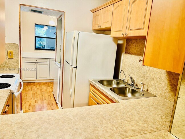 Building Photo - 1021 Mockingbird Ln