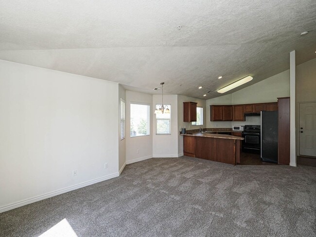 Building Photo - 3 Bedroom, 2 Bathroom Condo
