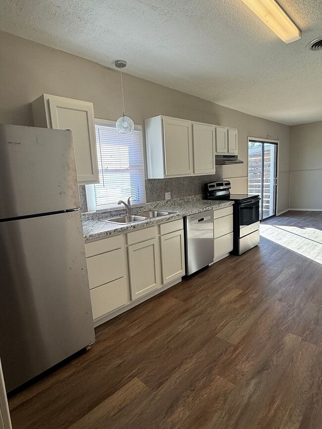 Building Photo - Recently renovated 2 or 3 bedroom with New kitchen