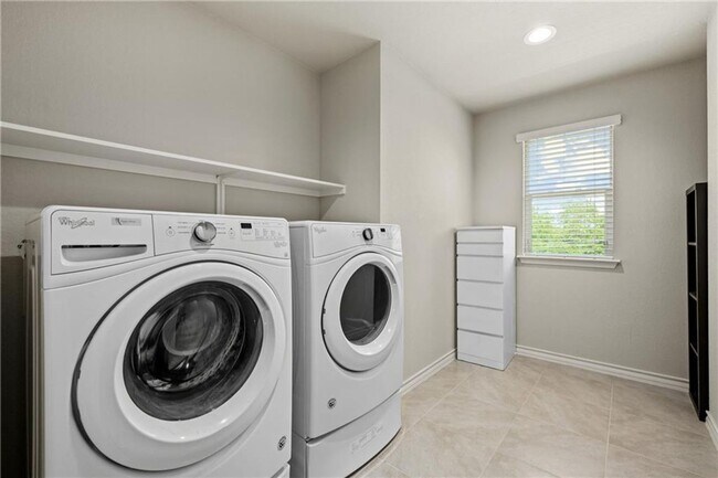 Building Photo - Newly Constructed, 4 BR / 3 BA Home - 2 Car Garage - Pool - Close to Mueller