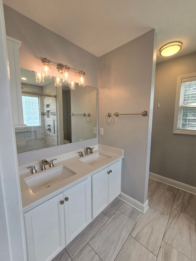 Building Photo - NEW LISTING!!!!!