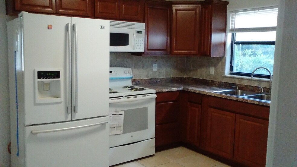Unit 5 sunny eat in kitchen - 7105 Poinsetta Ave