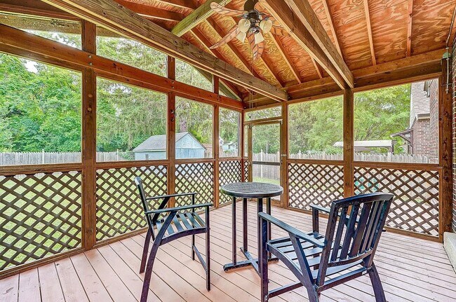 Screened In Porch Yard View - 6604 Buckingham Plz