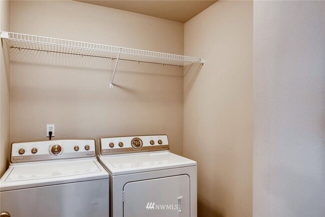 Building Photo - Large 3 Bedroom Townhouse - Bothell!