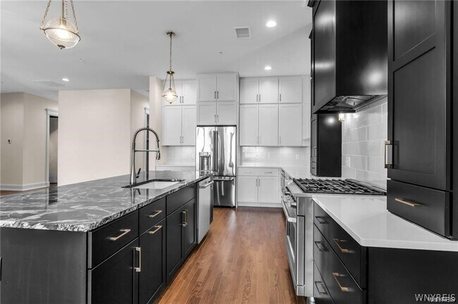 Building Photo - 674 Main St