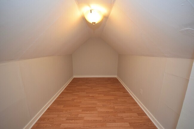 Building Photo - 1 Bedroom, 1 Bathroom Upstairs apartment n...