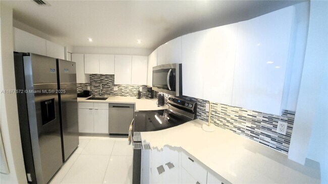 Building Photo - 5161 Collins Ave
