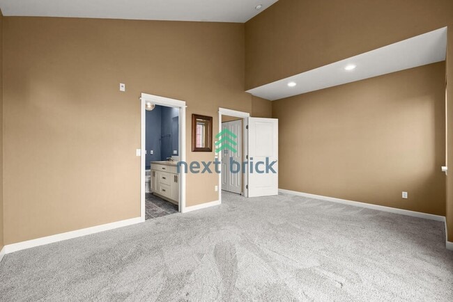 Building Photo - 3 Bed 2.5 Bath End Unit Townhome is Available for Rent!