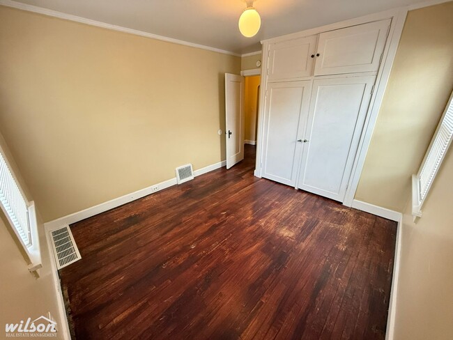 Building Photo - 211 S 16th Ave