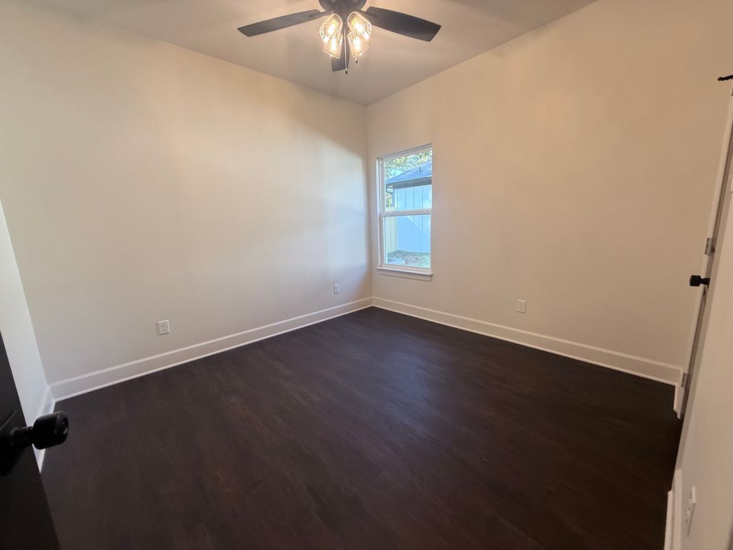 Building Photo - 616 Oak St