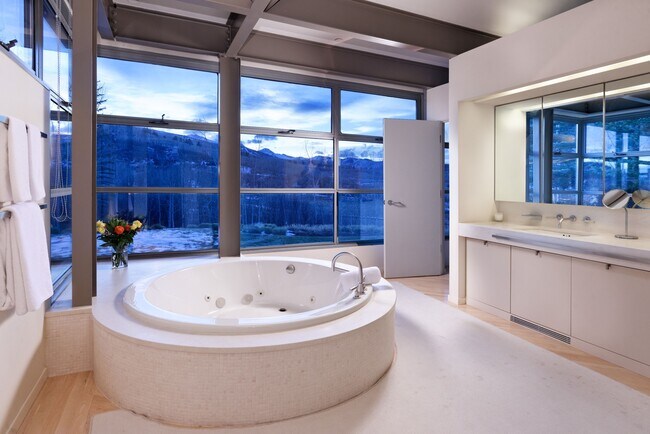 Building Photo - 821 Cluny Rd