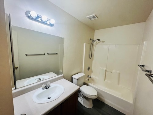 Building Photo - 826 E Waverly St