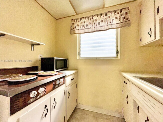 Building Photo - 8132 Harding Ave