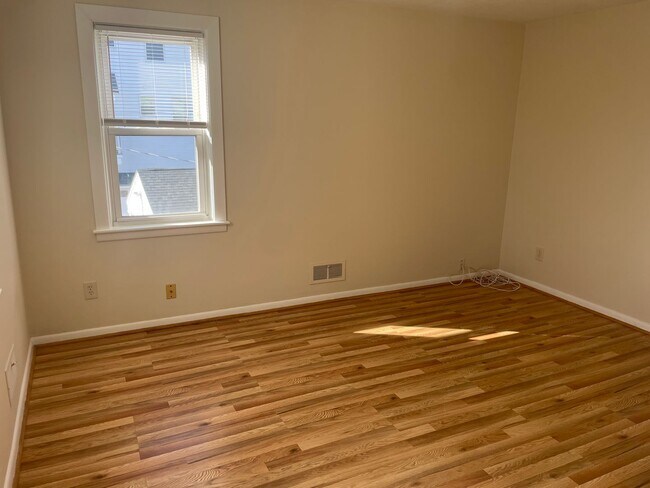 Building Photo - 8 Bells Ct