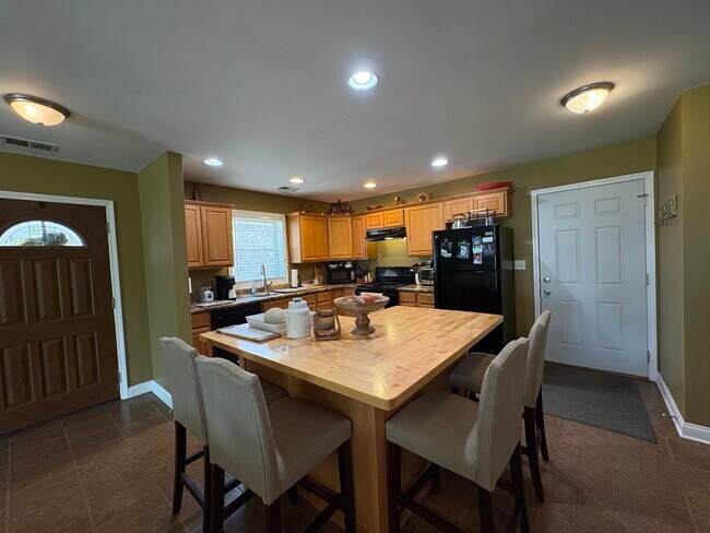 Building Photo - 655 N Edgemere Dr