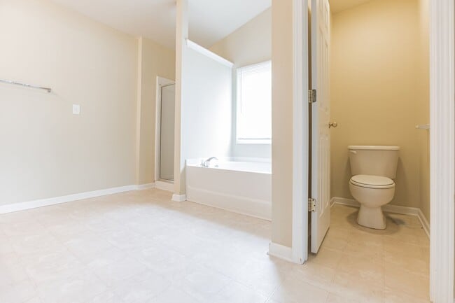 Building Photo - Spacious 4 bedroom, 2.5 bath Home Coming A...