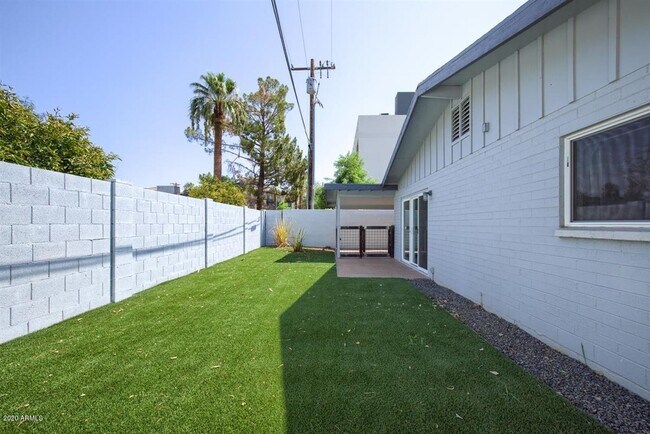 Building Photo - 3140 E Glenrosa Ave