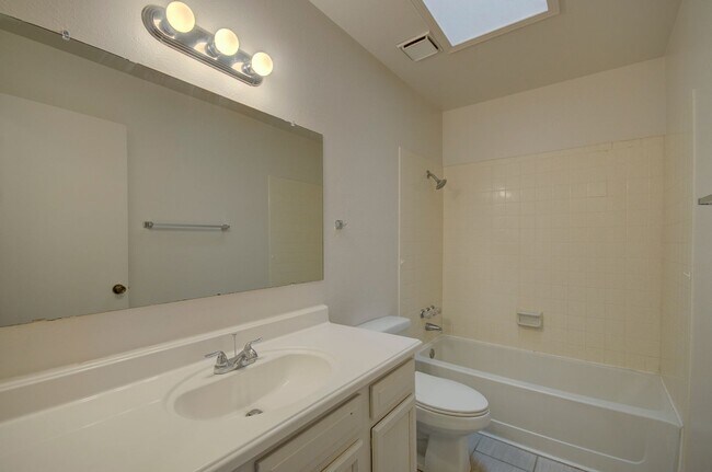 Building Photo - Amazing 3 Bedroom in Central Rio Rancho!