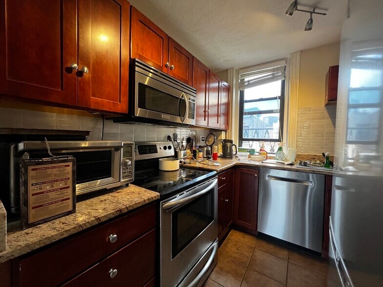 Building Photo - 61 Park Dr