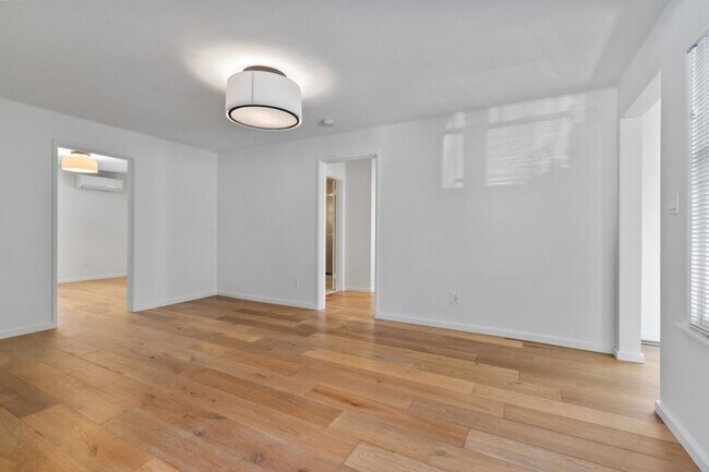 Building Photo - 2Bd/1Ba Seattle Duplex