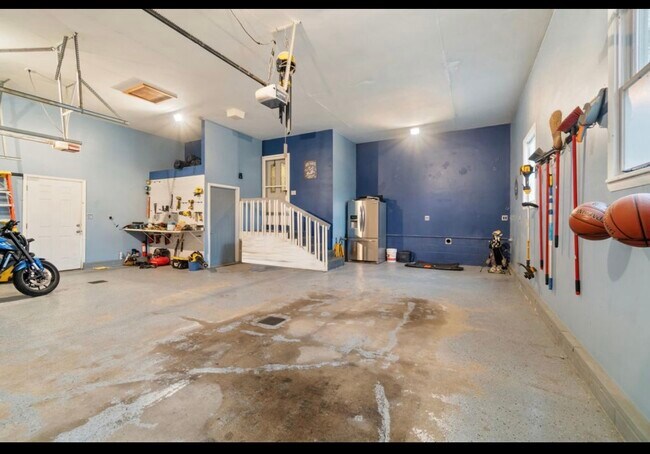 Building Photo - 7151 Bayview Rd
