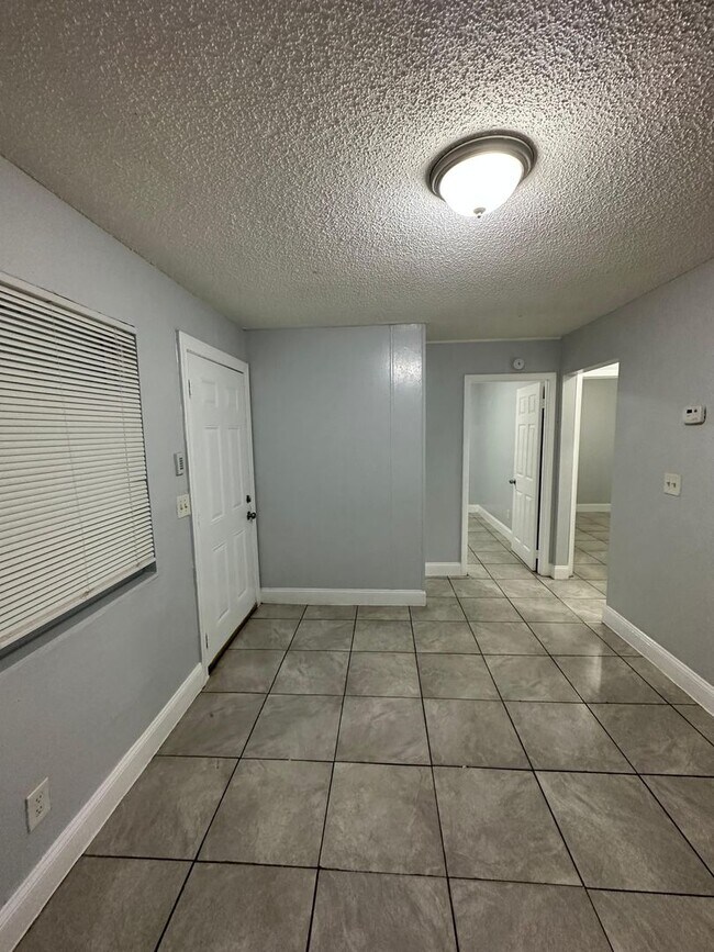 Building Photo - Fully Renovated 3/1 Single Family Ready for Move In!!!