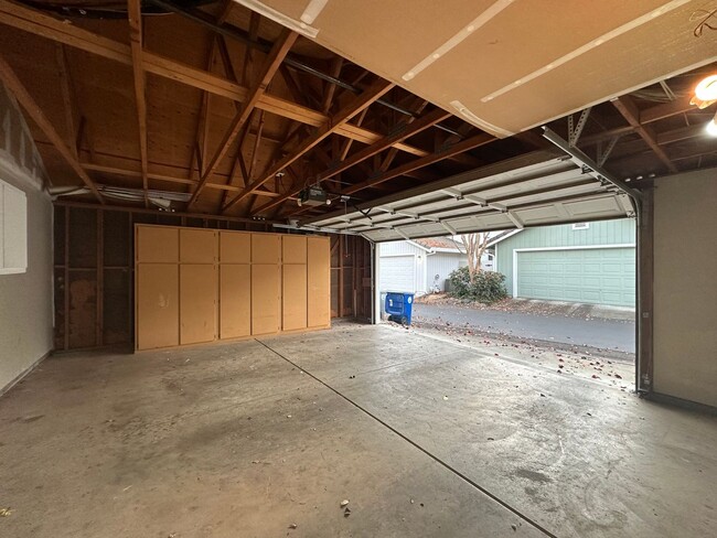 Building Photo - Folsom 3/2 in Gated Woodbridge Community