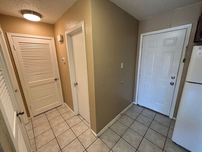 Building Photo - 1 bed 1 bath duplex unit