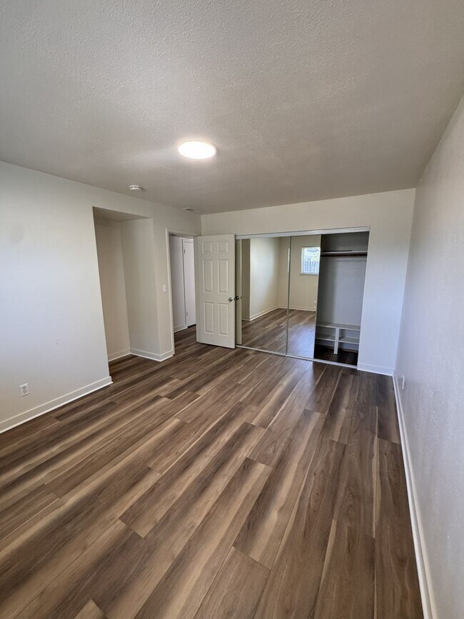 Building Photo - NICE UPDATED DUPLEX IN SACRAMENTO!!