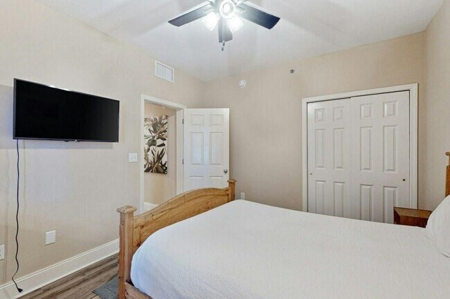 Building Photo - 9860 S Thomas Dr