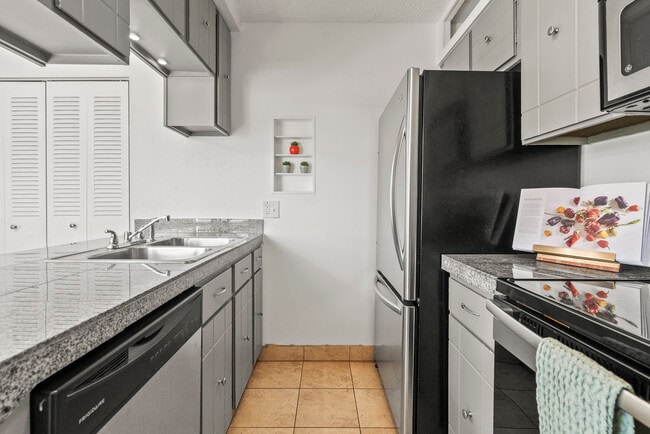 Building Photo - 7309 W Hampden Ave