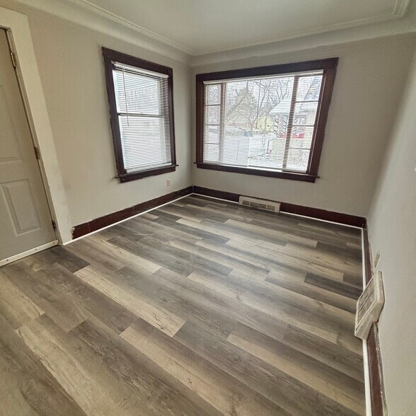 Building Photo - 910 Dakin St