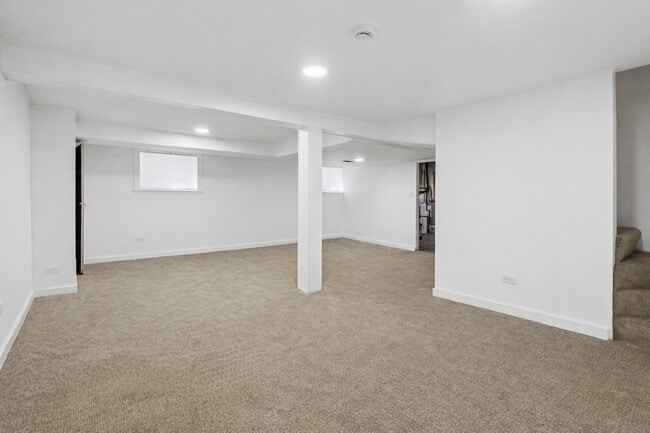 Building Photo - 5266 N La Crosse Ave