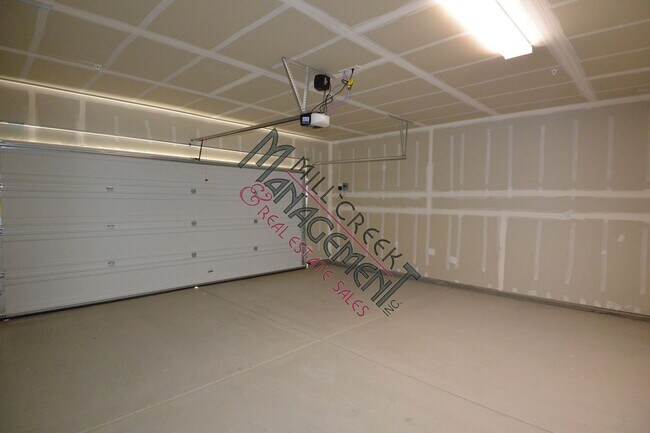 Building Photo - Newer 3bedroom/2bath in Tulare.