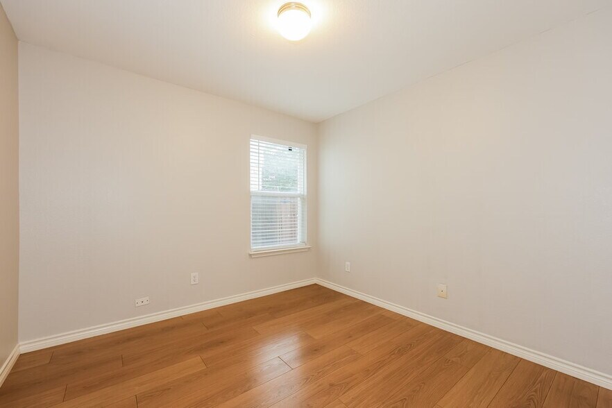 Building Photo - 1172 Tomahawk Dr