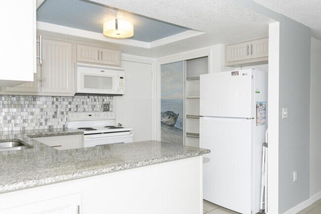Building Photo - 12111 Meadowbrook Ln