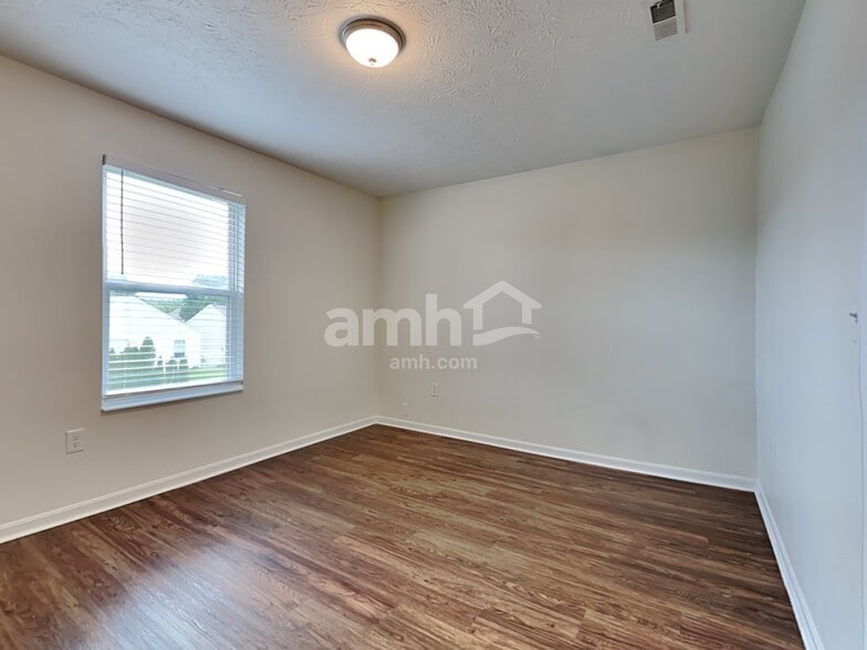 Building Photo - 216 Heftner Cir