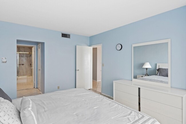 Building Photo - 3800 Galt Ocean Dr