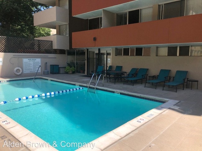 Building Photo - 727 Pearl St