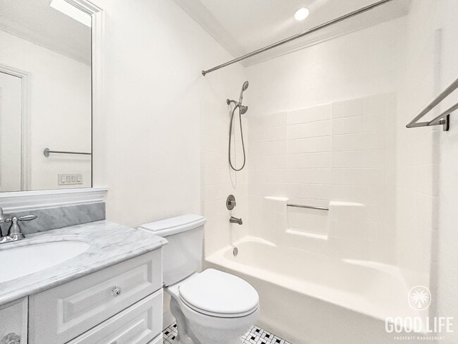 Building Photo - Beautiful 2BD/2BA W/ Reserved Parking and In-Unit Laundry in La Mesa!