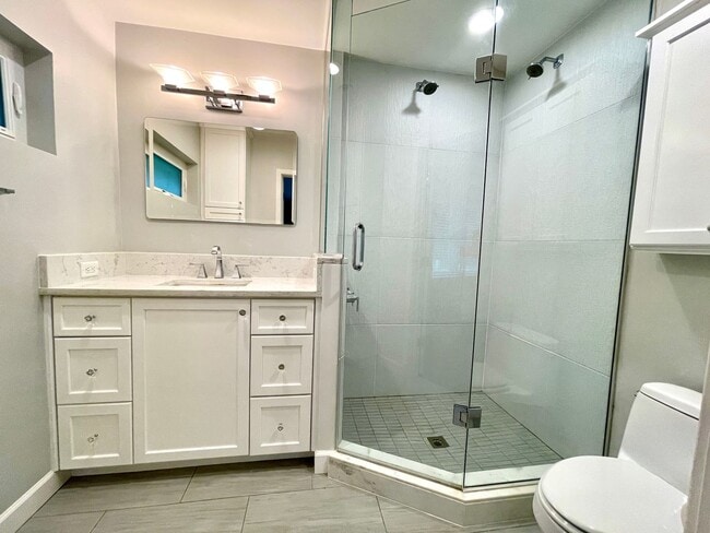 Building Photo - 6 month lease- AVAIL IN AUGUST- Immaculate...