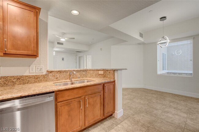 Building Photo - 6868 Sky Pointe Dr