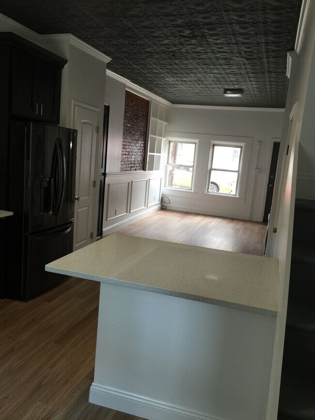 Building Photo - Gorgeous 3 Bedroom Reno in South Side. Ope...