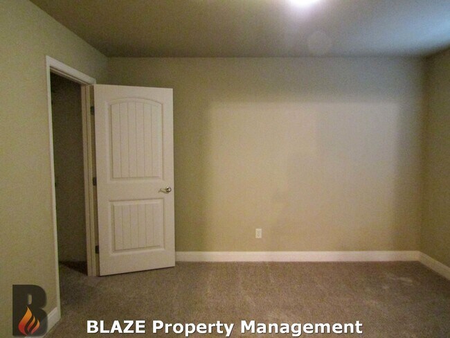 Building Photo - City View 4 Bedroom