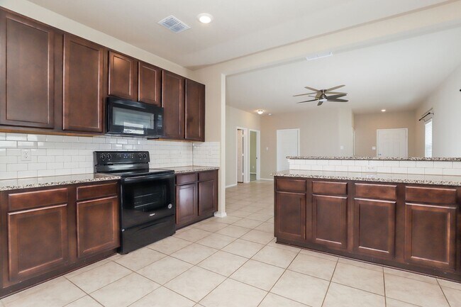 Building Photo - First time rental! 3 bedroom 2 bathroom- Less than 10 miles from Randolph AFB!