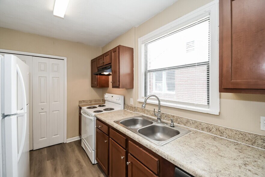 Building Photo - 346 W 68th St