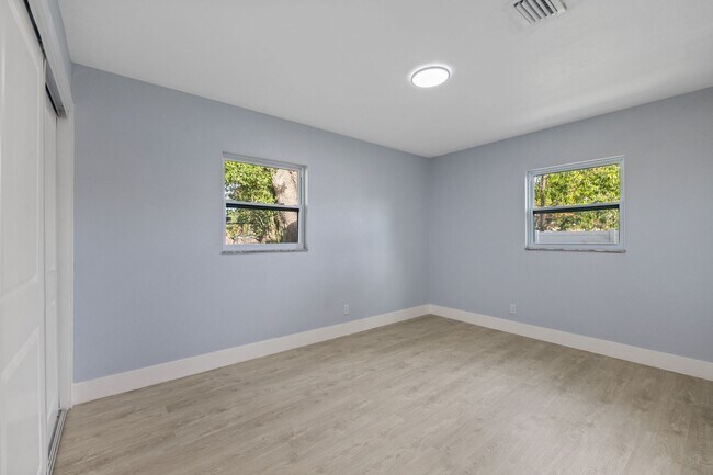 Building Photo - 2706 W Tampa Bay Blvd