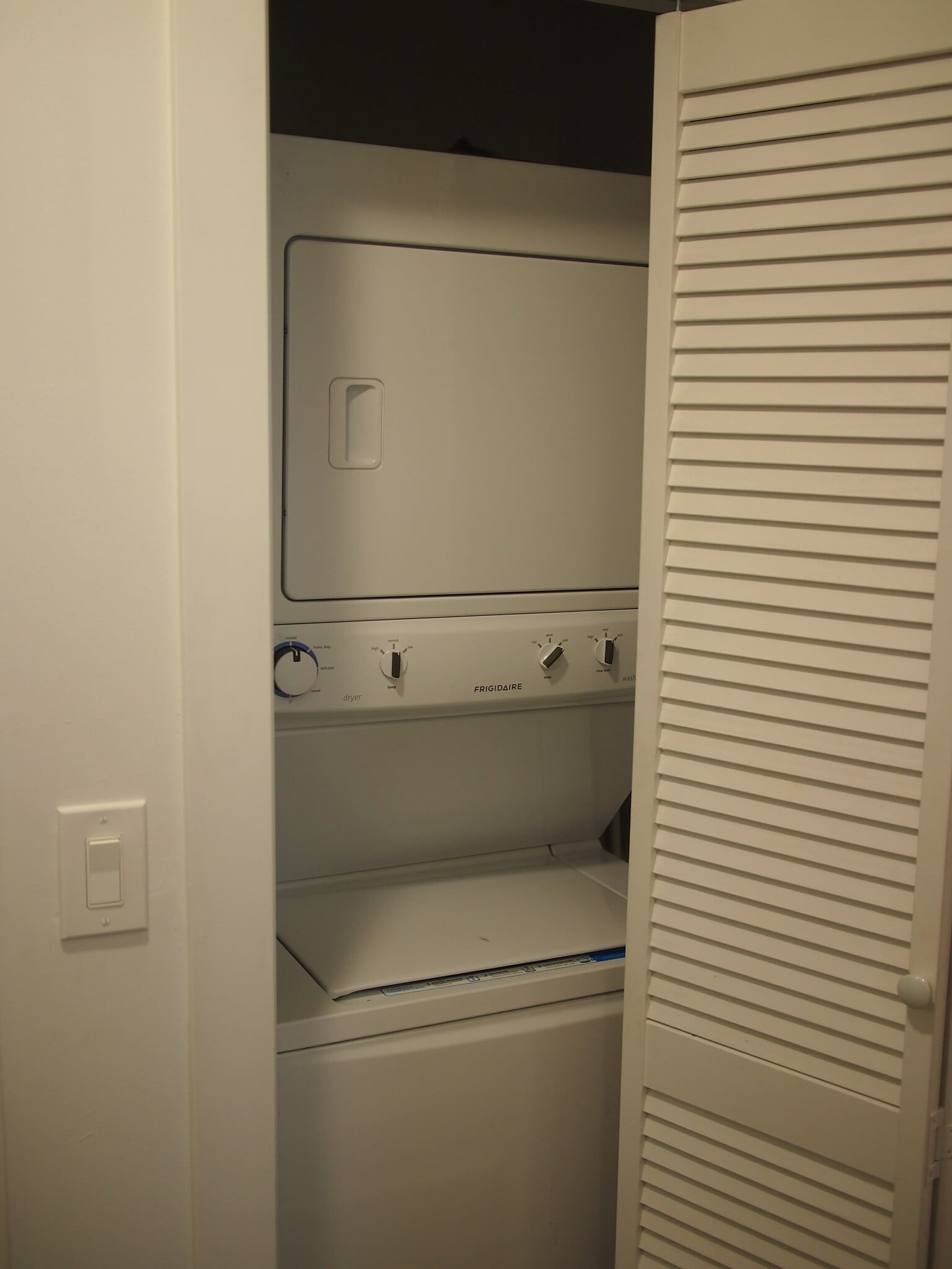 Full size laundry in unit - 1517 N Bell Ave