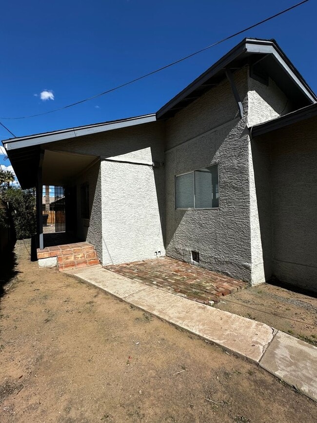 Building Photo - Historic District 2 bed 1 bath & Large Storage Unit near Friendship Garden of PHX